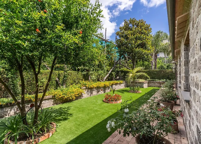 Romantic Garden Вілла Сорренто